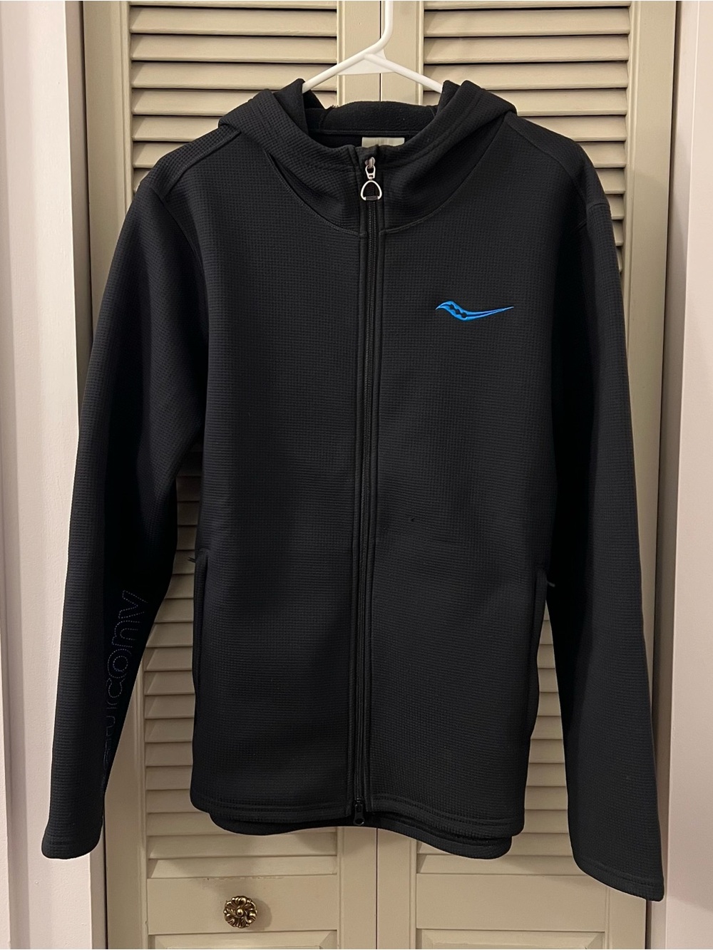 Saucony Men Black Hooded Full-Zip Jacket with Blue Logo